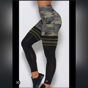 NWT Bombshell Sportswear Pocket Thigh Camo L